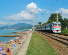Укрзалізниця відкрила продаж на 22 літні поїзди до моря