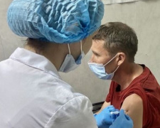 На Авдеевском коксохиме прошел первый этап добровольной бесплатной вакцинации сотрудников