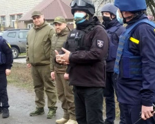 В Авдіївці провели інструктаж для рятувальників, які відновлюють дахи пошкоджених будинків