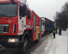 На дорогах Донецкой области девять машин и автобус попали в снежные ловушки (ФОТО)
