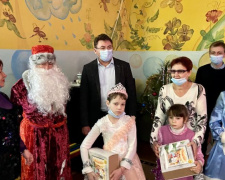 Яркие забавы и приятные сюрпризы: воспитанники &quot;Искорки&quot; получили новогодние подарки от генерального директора АКХЗ