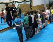 В Новый год маленькие авдеевские спортсмены входят с медалями и подарками (ФОТО)