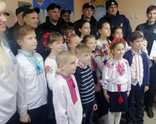 Школьники поздравили копов в Авдеевке с Днем украинской письменности и языка (ФОТО)