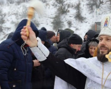 В Авдіївці на Водохреща освячували воду та пірнали в ополонку