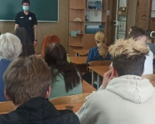 Напередодні літніх канікул поліцейські Авдіївки нагадали школярам правила безпечного відпочинку