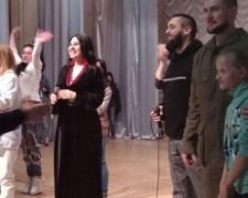 Авдеевку впечатлили местные и приезжие артисты: звучали хиты, новинки и гимн акапелла (ФОТО)