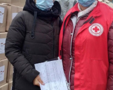 Кому в Авдеевке дали гуманитарную помощь от «Общества Красного Креста Украины»