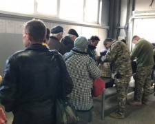 Донбас: хто частіше перетинає лінію зіткнення