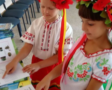 Несколько тысяч детей на Донбассе получили дневники и раскраски об опасности мин (ФОТО)