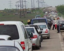 На КПВВ в зоне АТО скопилось более четырехсот авто