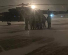 Военный вертолет в метель эвакуировал в больницу Днепра ребенка из Донецкой области (ФОТО)