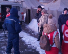 Одеяла, пластиковые щиты и предметы первой необходимости  от Красного Креста прибыли в Авдеевку