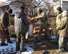 Авдеевские &quot;симики&quot; доставили мирным жителям  хлеб и теплые вещи, а военным – маскировочную сетку