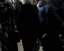 Отделения &quot;Ощадбанка&quot; на Донбассе не готовы к наплыву переселенцев,  которых обязали проходить идентификацию