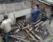 Авдеевские коммунальщики борются с разорвавшимися трубами (ФОТОФАКТ)