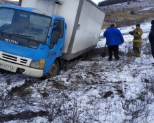 Спасатели Авдеевки вытащили из ледяного плена авто с продуктами