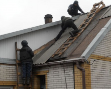 После обстрелов: ремонты охватили две улицы Авдеевки (ФОТО)
