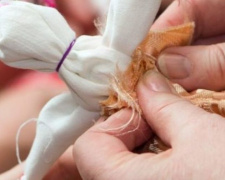 Детвора из Орловки ко Дню семьи смастерила мотанки для родных и близких