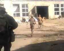 «Тут в руинах Авдеевской промки»: в Сети появилась песня с видеохроникой сражений