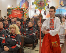 К Авдеевским коксохимикам пришли в гости с колядками воспитанники ДК (ФОТО)
