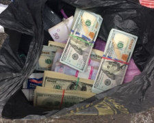 Мужчина пытался провезти через КПВВ &quot;Майорское&quot; крупную сумму денег в долларах и гривнах