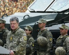 В Авдеевке девушка-военнослужащая потеряла сознание во время выступления Порошенко (ВИДЕО)