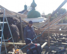 Как в Авдеевке восстанавливают церковь и жилые дома: фоторепортаж