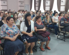 Бухгалтеров Авдеевки поздравили ценными подарками и концертом (ФОТО)
