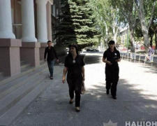 Полиция и взрывотехники прошерстили  классы, подвалы и  чердаки школ на Донетчине