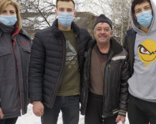 С заботой от Метинвеста: авдеевские коксохимики вручили ветеранам предприятия и ликвидаторам аварии на ЧАЭС продуктовые наборы 