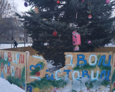 В Авдеевке новогодняя елка пострадала от рук вандалов (ФОТОФАКТ)