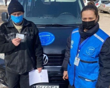 Сотрудники «Пролиска-Авдеевка» помогли двум переселенцам восстановить паспорта
