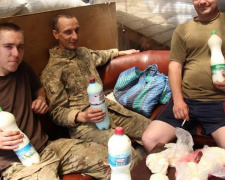 Авдеевские патриоты кормят украинских военных молочными продуктами (ФОТО)