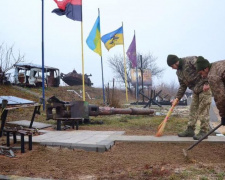 Воины наводят порядок на мемориале у Авдеевской «промки» (ФОТО)