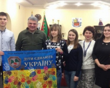 В Авдеевку после встречи с президентом вернулись «объединяющие дети» (ФОТО)