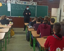 В Авдіївці ювенальні поліцейські розповіли школярам про шкоду згубних звичок