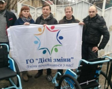 Авдіївці отримали інвалідні візки від благодійників (ФОТОФАКТ)