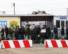 Огромное количество людей и машин пытаются пробиться через донбасскую линию разграничения