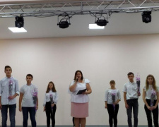   Багато квітів, відзнак та слайд-шоу: в Авдіївці привітали педагогів (ФОТО)