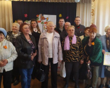 Тёплые слова, творческие номера и подарки: в Авдеевке душевно поздравили пожилых людей (ФОТО)