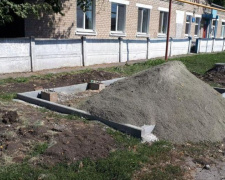 В старой части Авдеевки стартовали работы по установке остановочных павильонов (ФОТОФАКТ)
