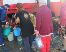 Спасение Торецка: бойцы ГСЧС на автомобилях развозят воду в прифронтовой зоне  (ФОТО)