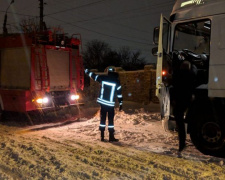 Спасатели на Донетчине за сутки вызволили из снежных ловушек три автобуса и почти 4 десятка авто