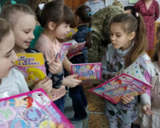 Авдеевские «симики» доставили подарки в детсады и школы (ФОТО)