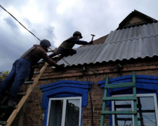 Восстановление разбитых обстрелами домов, спасение от взрывов и помощь на КПВВ: как прошла неделя спасателей Донбасса (ФОТО)