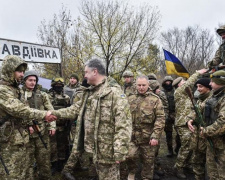 Порошенко в Авдеевке поблагодарил воинов за службу (ФОТО + ВИДЕО)