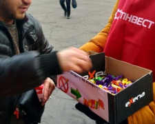 В Авдеевке меняли сигареты на конфеты (ФОТОФАКТ)