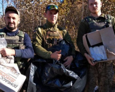 Авдеевские &quot;симики&quot; передали военным на опорные пункты книги, средства гигиены и пленку для  блиндажей