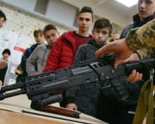 Военные провели Урок мужества в прифронтовой Авдеевке: фоторепортаж