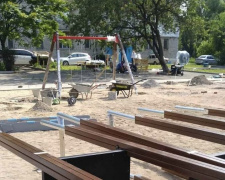 На новой детской площадке от Метинвеста приступили к установке игрового оборудования (ФОТОФАКТ)
